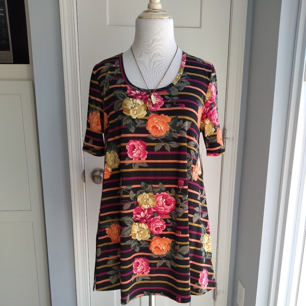 Lularoe XS Perfect tee+ pink/orange roses